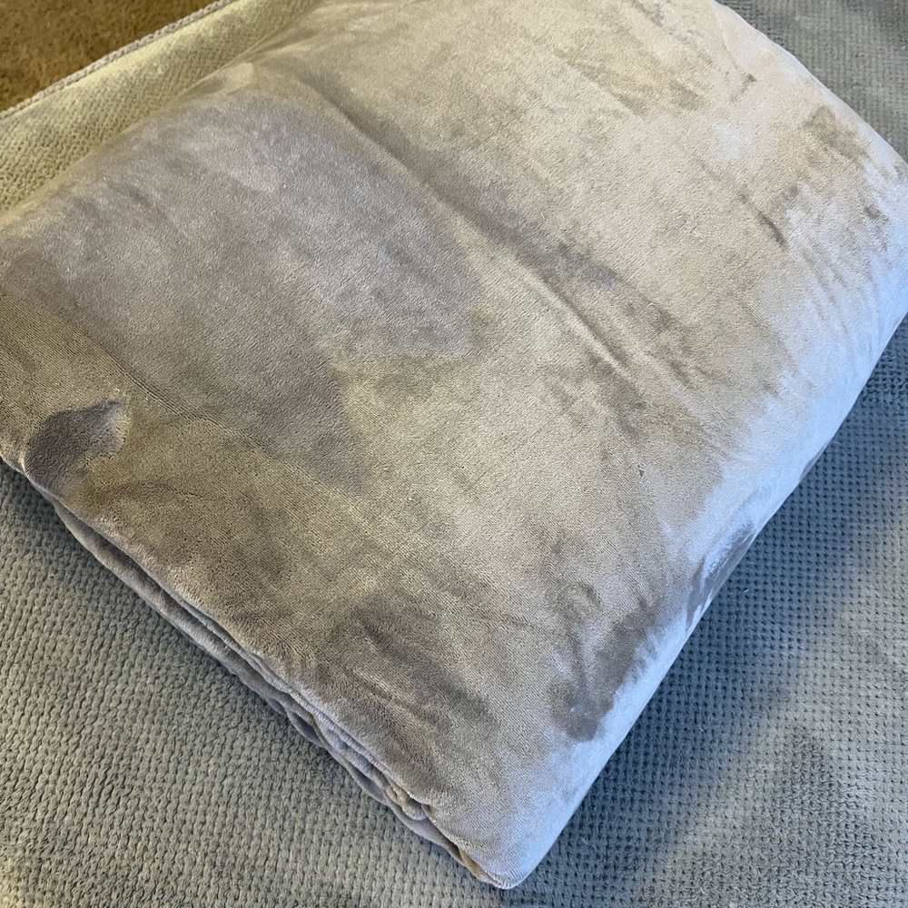 Luxurious Gray Bedding Blanket